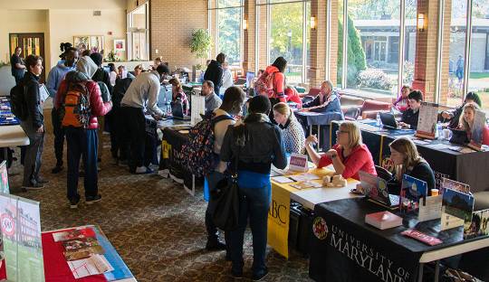 Students interacting with Recruiters